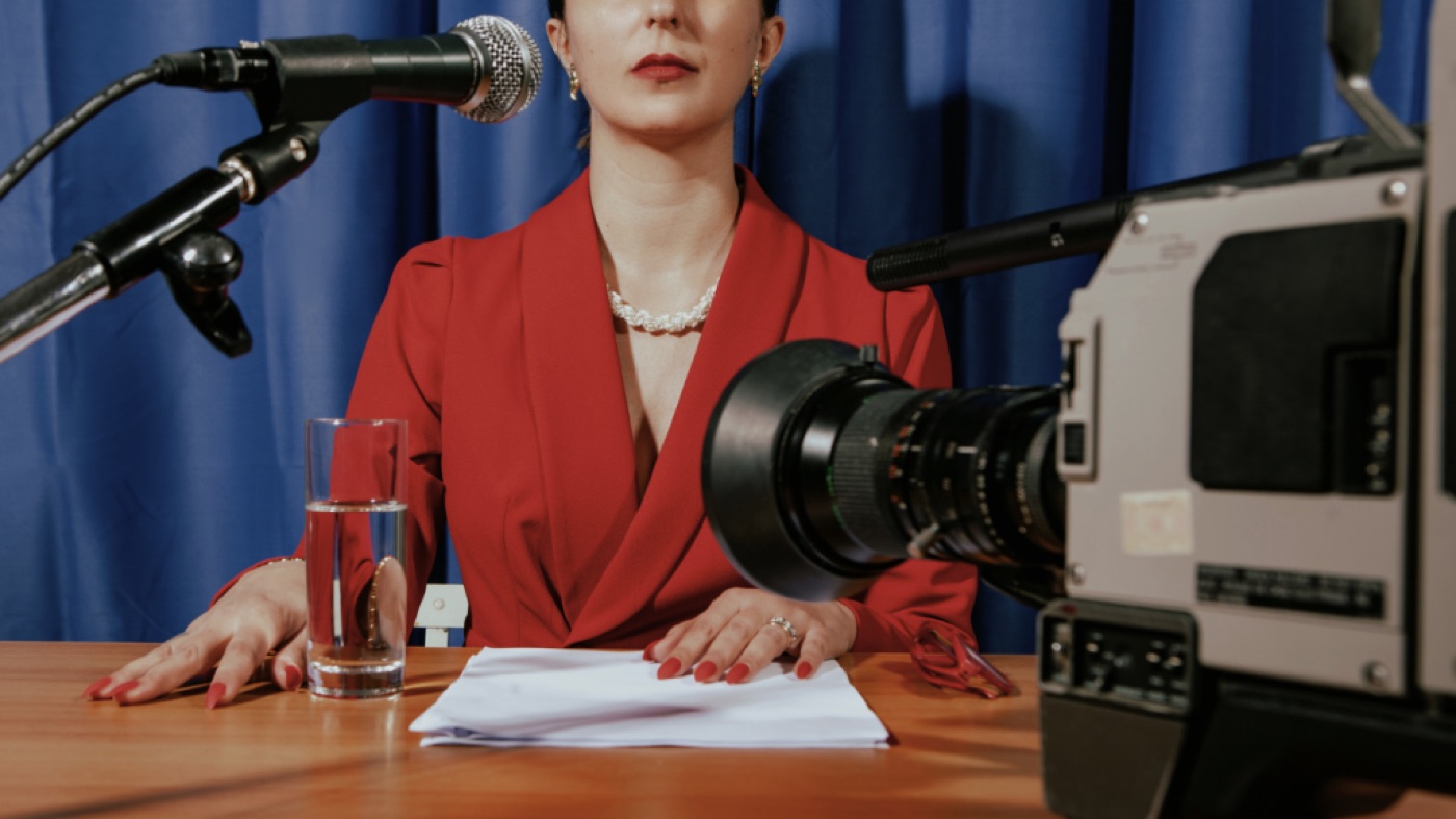 Eva við hljóðnemann, tilbúin í verkefni dagsins